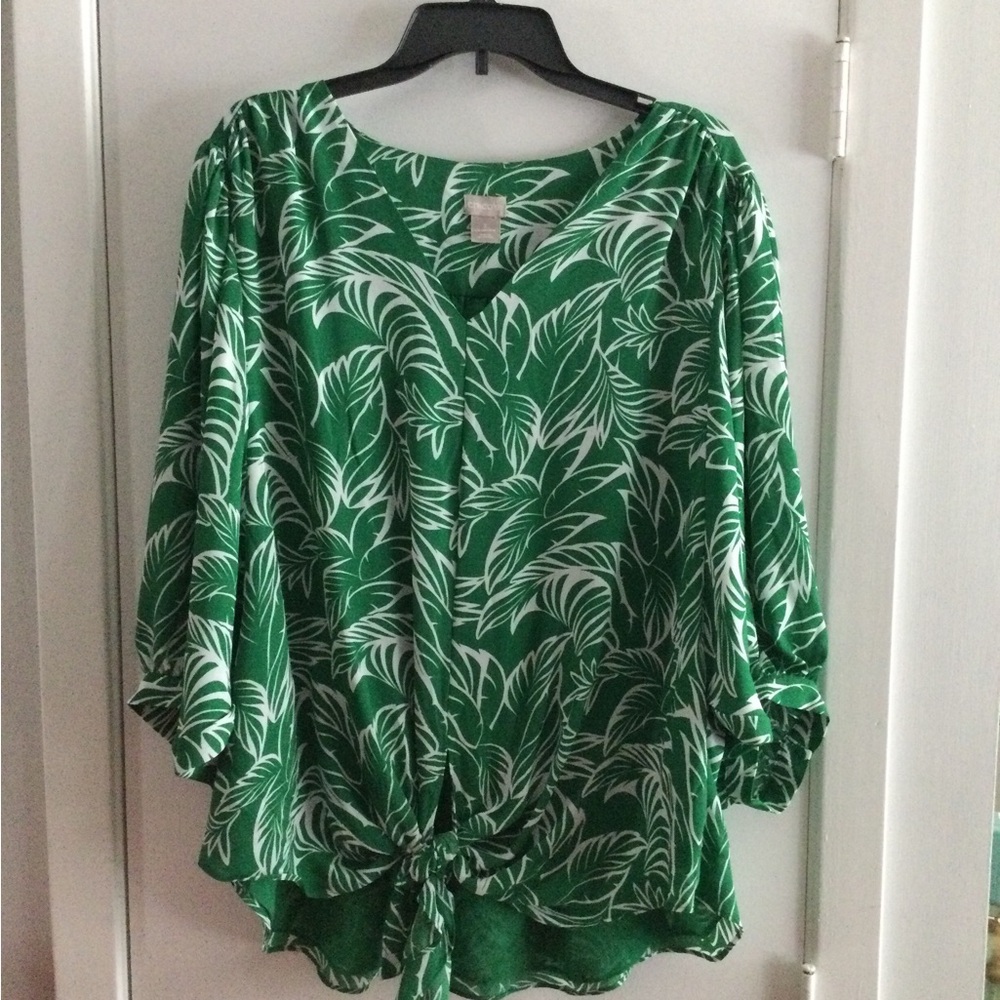 Chicos green and white palm leaf detail vneck tie at waist top.